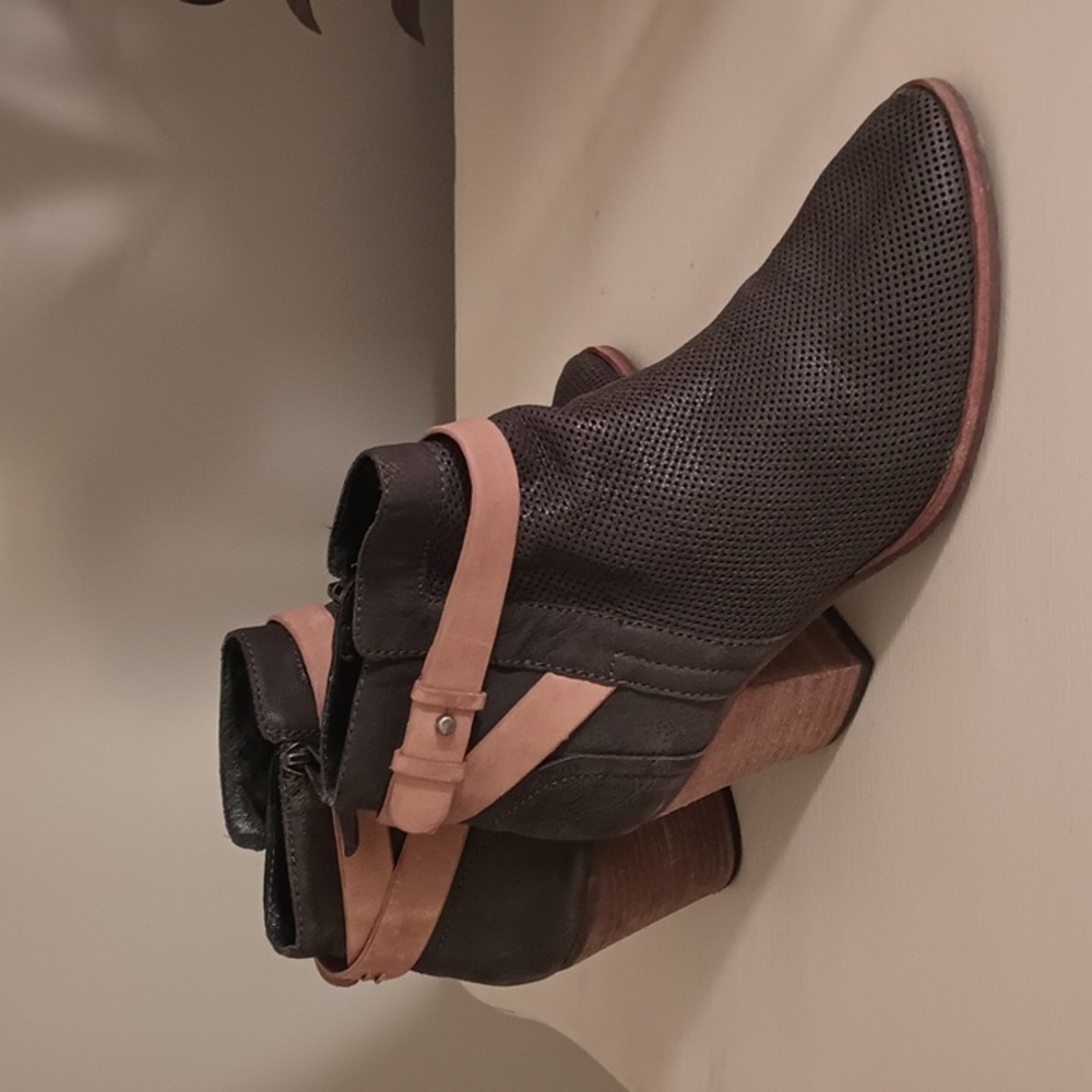 Dolce Vita leather booties, size 8.5